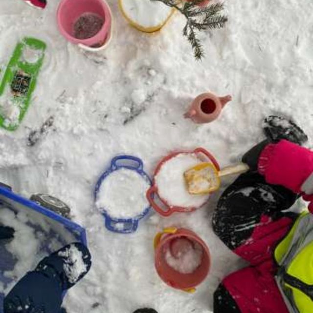 Lapset leikkivät lumella