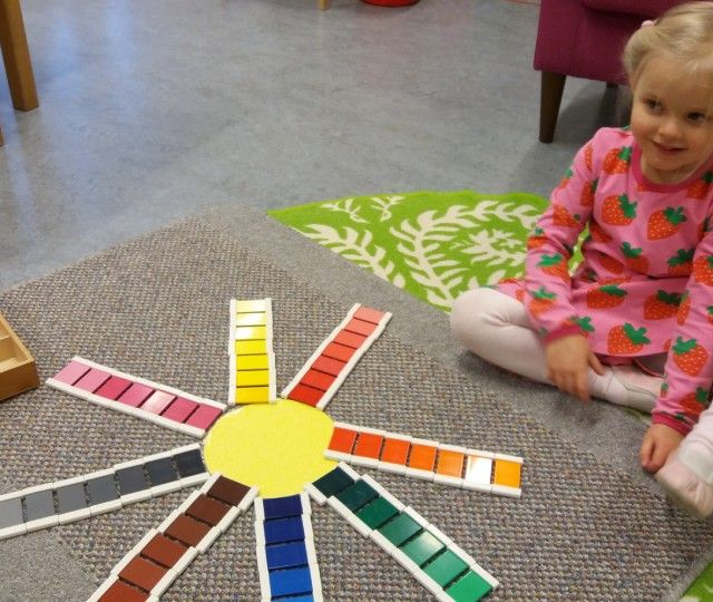 Lapsi leikkii värikkäillä palikoilla